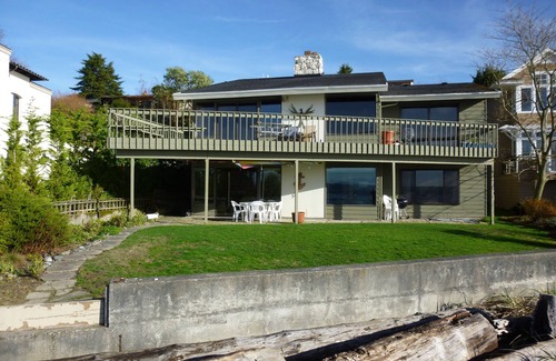 West Seattle Apartamento | The front yard is a relaxing sandy beach in the Fauntleroy Cove