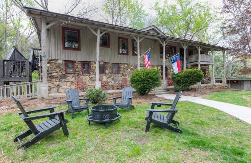 Waynesville Apartamento | The Furry Lodge Suite 9