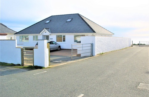 Tywyn Casa | The Gables is a large bungalow on the sea front with great sea views and sunsets