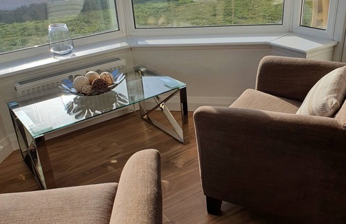 Tywyn Casa | The Gables is a large bungalow on the sea front with great sea views and sunsets