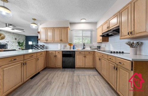 Northeast Heights Casa | The Gabriel Getaway - 6BR Oasis - An Irvie Home