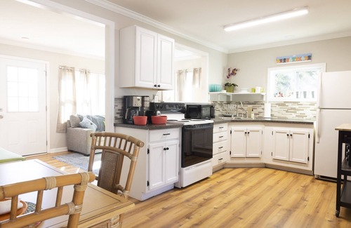 Crescent Beach Cabaña | The Gail on Havens Dog Friendly, Walk to Beach, 1Review Mandatory
