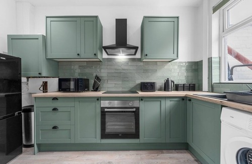 Bolton Casa | The Gallery House - Modern 2BR Stay - Sleeps 5
