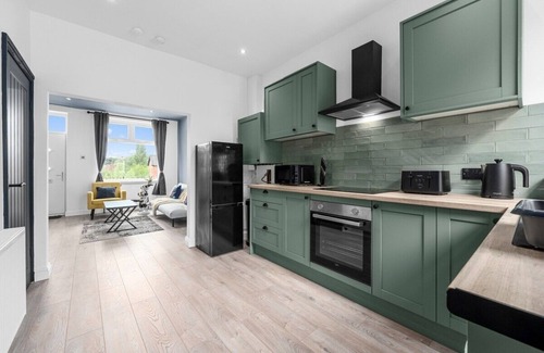 Bolton Casa | The Gallery House - Modern 2BR Stay - Sleeps 5