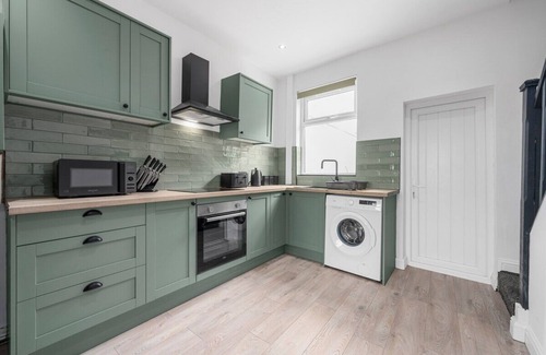 Bolton Casa | The Gallery House - Modern 2BR Stay - Sleeps 5