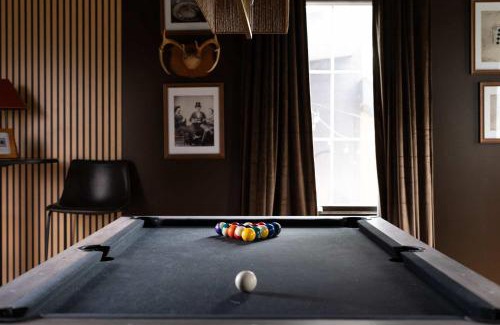 Edgehill Casa | The Gambler - Pool Table Plus Rooftop with Firepit