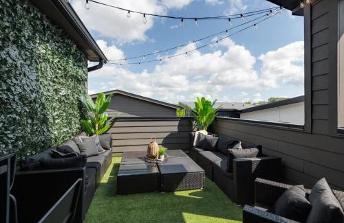 Edgehill Casa | The Gambler - Pool Table Plus Rooftop with Firepit