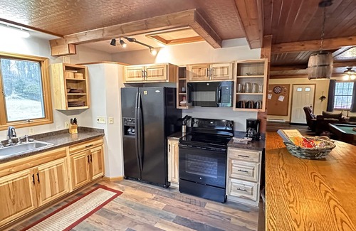 Austinburg Cabina | The Game Cabin en Rustic River Retreats: ¡una escapada divertida a los viñedos!