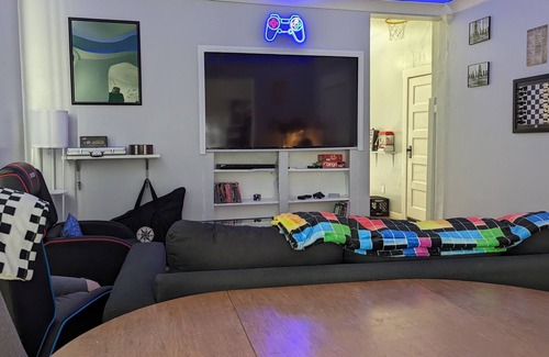 Springfield Casa | THE GAMER’S OASIS! Bring friends and family together for retro/modern gaming!