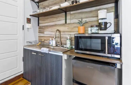 Downtown Apartamento | The Garage Oasis~Walkable~Pets~Downtown~Unique!