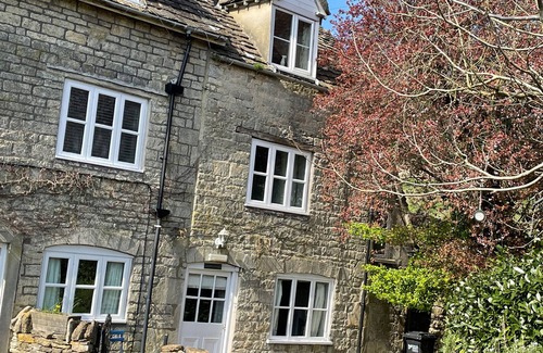 Inchbrook Casa | THE GARDEN COTTAGE, pet friendly, with open fire in Nailsworth