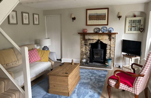 Inchbrook Casa | THE GARDEN COTTAGE, pet friendly, with open fire in Nailsworth