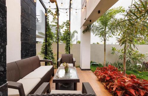 Hosur Apartamento | The Garden Retreat by StayJade- Pool- 2BHK- Lawn