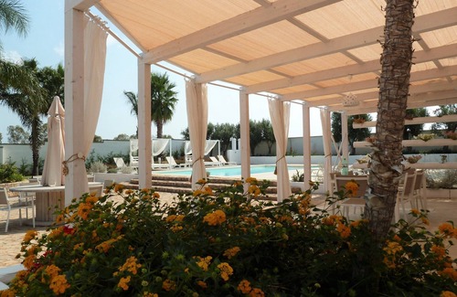 Ugento Villa | El frente villa de la piscina terranostra jardín en mini residencia en Salento