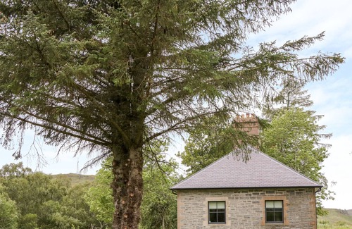 Garve Cabaña | THE GATE HOUSE, character holiday cottage, with open fire in Ullapool