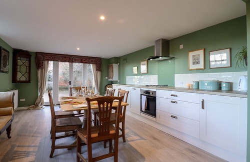 Colne Engaine Cabaña | THE GATE HOUSE, pet friendly, with open fire in Colne Engaine