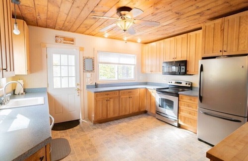 West Wareham Casa | The Gateway Getaway! Spacious kid friendly home with HOT TUB in fabulous Wareham