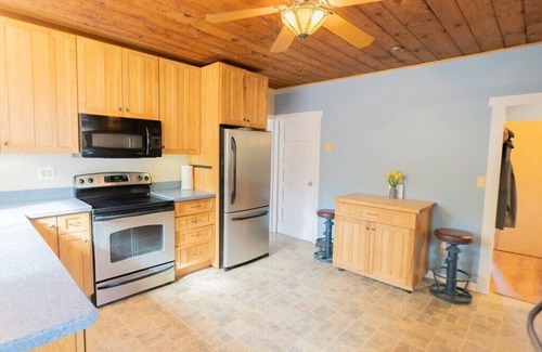 West Wareham Casa | The Gateway Getaway! Spacious kid friendly home with HOT TUB in fabulous Wareham
