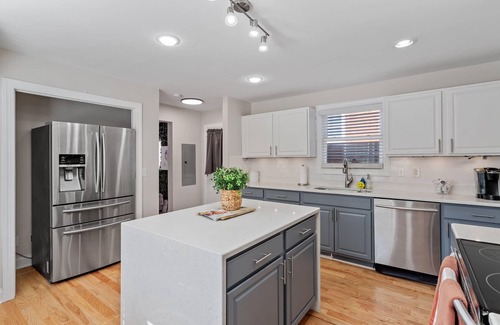 Downtown Casa | The Gathering House | Sleeps 15 + Games + Parking