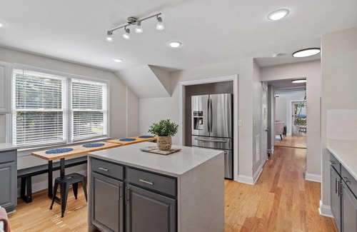 Downtown Casa | The Gathering House | Sleeps 15 + Games + Parking