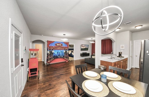 Northside Casa | The Gathering HTX: Spacious Retreat, Sleeps 16, 6 BR, Near Downtown w/Parking