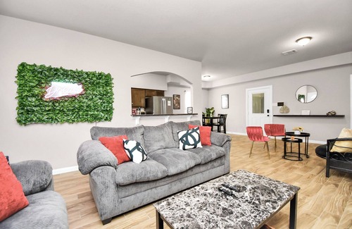 Northside Casa | The Gathering HTX: Spacious Retreat, Sleeps 16, 6 BR, Near Downtown w/Parking