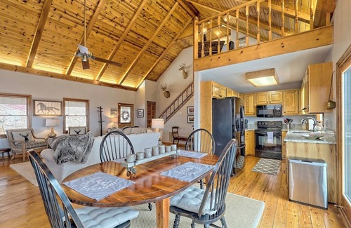 Hiawassee Cabina | The Gathering Place - by Chatuge Home Concierge Mountain View, View of Lake Chatuge