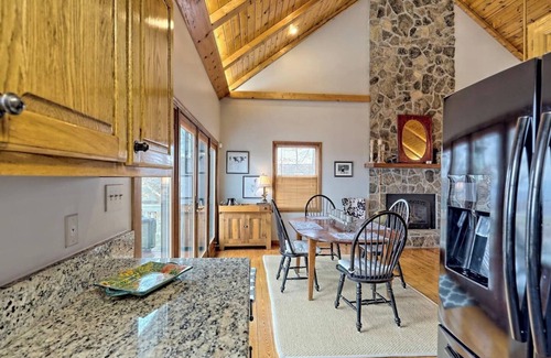 Hiawassee Cabina | The Gathering Place - by Chatuge Home Concierge Mountain View, View of Lake Chatuge