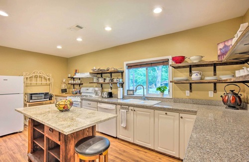 Brenham Casa | 'The Gathering Place' Brenham Home on 6 Acres