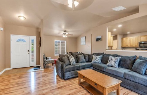 Sevierville Casa | The Gathering Place: Quiet neighborhood, 5+ Bed/3 Bath home accommodates 12.
