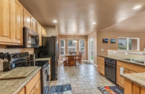 Sevierville Casa | The Gathering Place: Quiet neighborhood, 5+ Bed/3 Bath home accommodates 12.