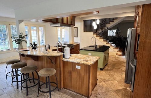 Duckpond Casa | The Gator Manor – 6 Bedrooms Walk to UF / Stadium