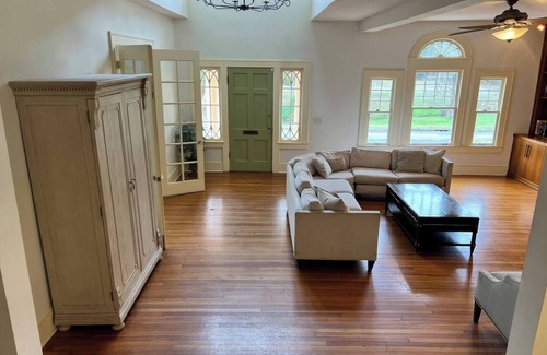 Duckpond Casa | The Gator Manor – 6 Bedrooms Walk to UF / Stadium