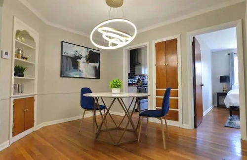 Grandview Heights Apartamento | The Gatsby Hot Tub Patio King Bed Fast WiFi Near OSU and Victorian Village