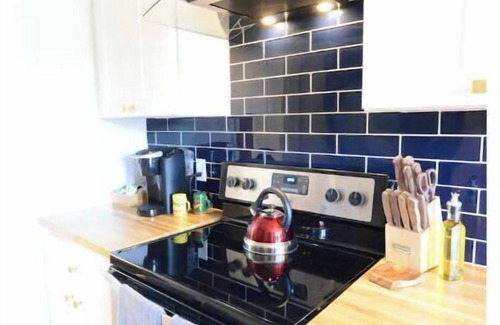 Grandview Heights Apartamento | The Gatsby Hot Tub Patio King Bed Fast WiFi Near OSU and Victorian Village
