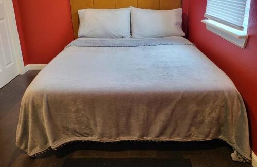 Greater East End Apartamento | The Gawdy Den with Fast WIFI 2 minutes from Downtown Houston!