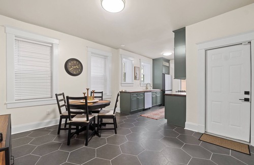 Ghent Condominio | The Gem at Castlewood, Short walk to EVMS/CHKD/Sentara Hospital Complex