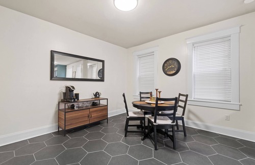 Ghent Condominio | The Gem at Castlewood, Short walk to EVMS/CHKD/Sentara Hospital Complex