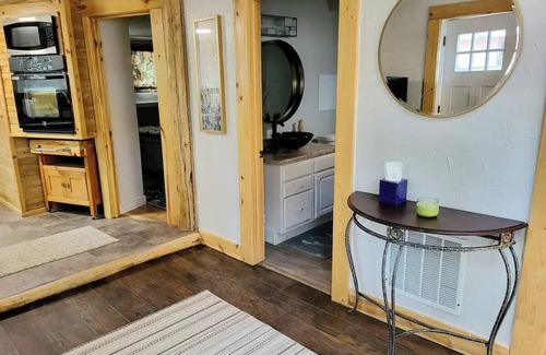 Colorado Springs Cabina | The General Store- Private and centrally located