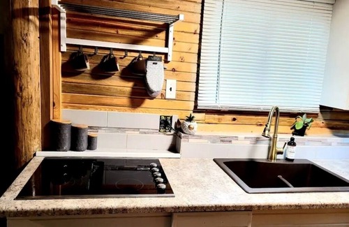Colorado Springs Cabina | The General Store- Private and centrally located