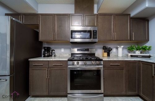 Southeast Edmonton Condominio | The Getaway Suite | King Bed | Near Airport | WiFi