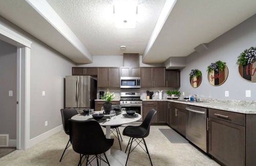 Southeast Edmonton Condominio | The Getaway Suite | King Bed | Near Airport | WiFi