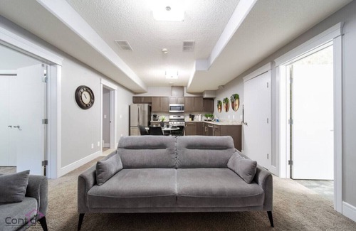 Southeast Edmonton Condominio | The Getaway Suite | King Bed | Near Airport | WiFi