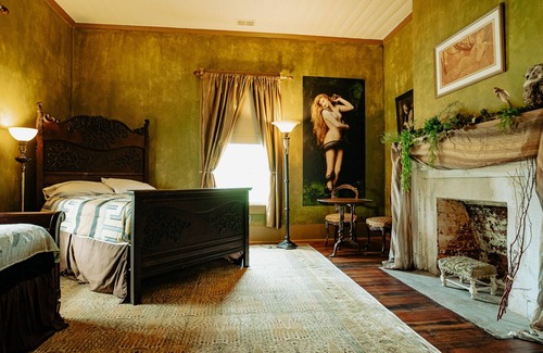 Newberry Cama Y Desayuno | The Gilded Bat