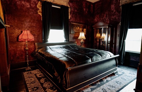 Newberry Cama Y Desayuno | The Gilded Bat