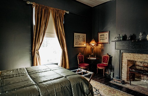 Newberry Cama Y Desayuno | The Gilded Bat