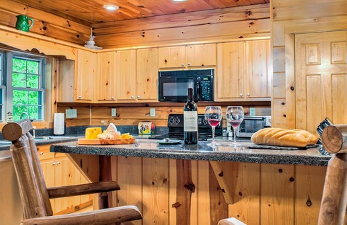 Lake Lure Cabina | The Ginger Fox Log Cabin w/Resort Perks | Lake Lure