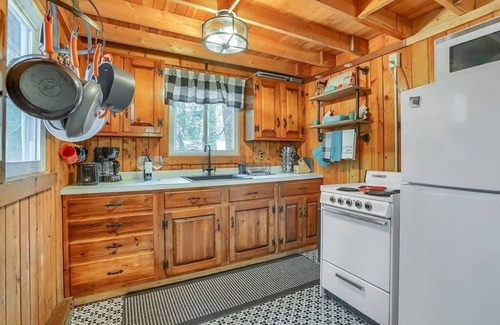 Albrightsville Cabina | The Gingerbread-Pocono cozy w/hot tub near lakes!