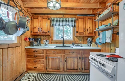 Albrightsville Cabina | The Gingerbread-Pocono cozy w/hot tub near lakes!