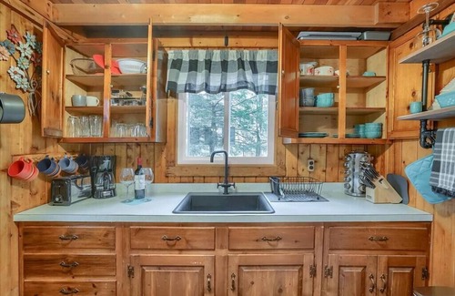 Albrightsville Cabina | The Gingerbread-Pocono cozy w/hot tub near lakes!